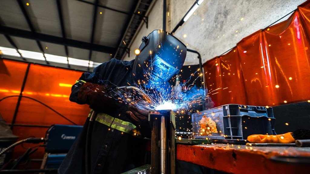 Soldadura MIG/TIG en planta CNC Industrial